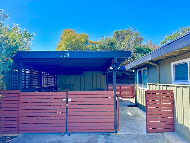 Photo - 220 Los Altos Pl