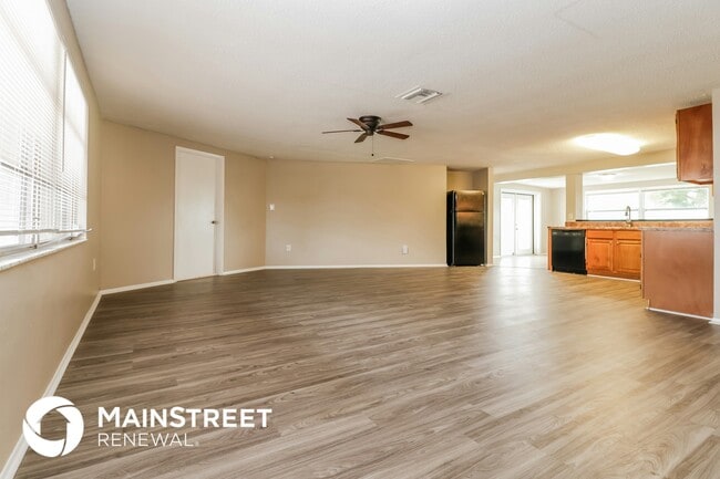 Photo - 10911 Piccadilly Rd