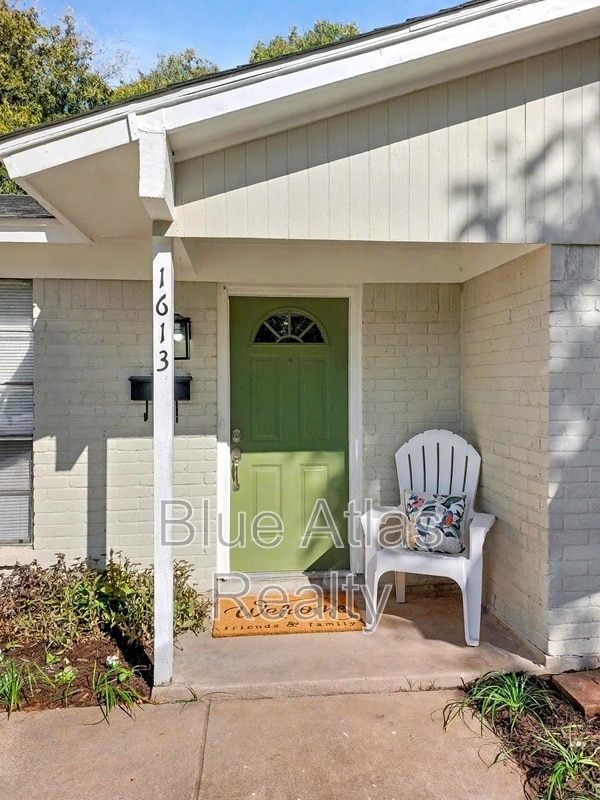 Building Photo - 1613 Continental Dr