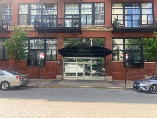 Photo - 521 W Superior St Unit 132