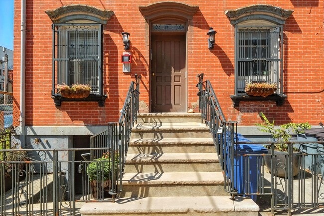 Building Photo - 204 Willow Ave Unit 1R Rental
