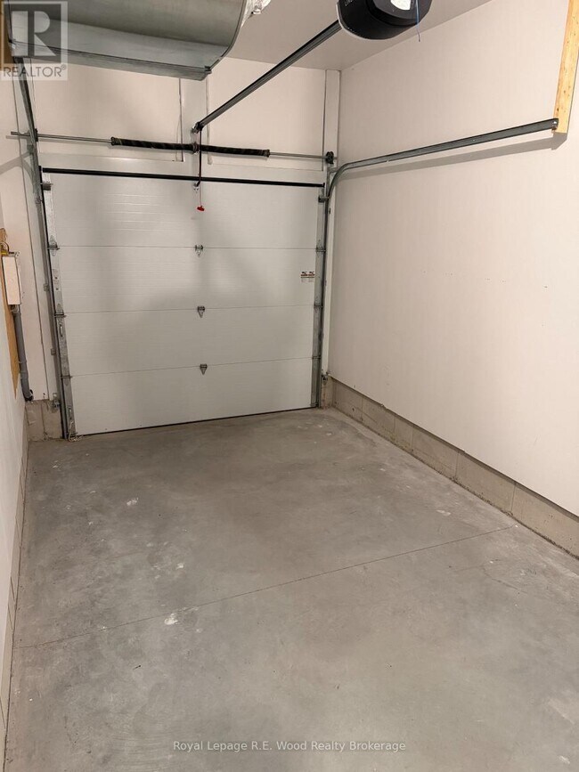 Photo - 335 John St S