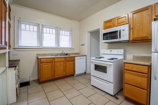 Photo - 1111 E Walnut St Unit Apt 101