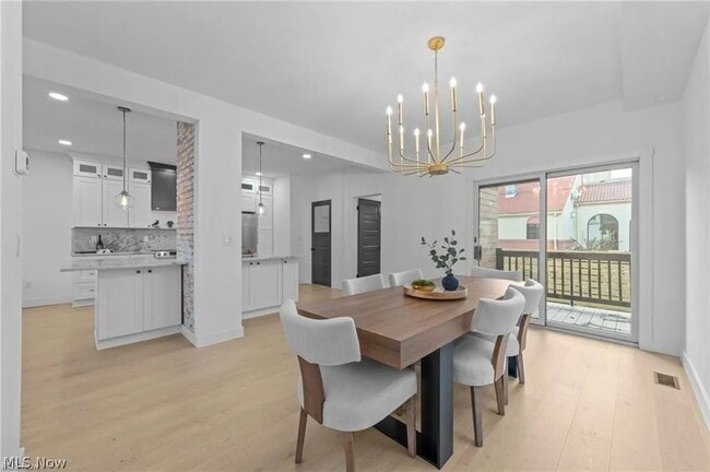 Photo - 1422 W 77th St