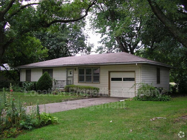 Building Photo - 2127 Mitchell St Rental