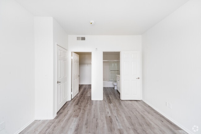 2BR, 2BA - 1007SF - Bedroom