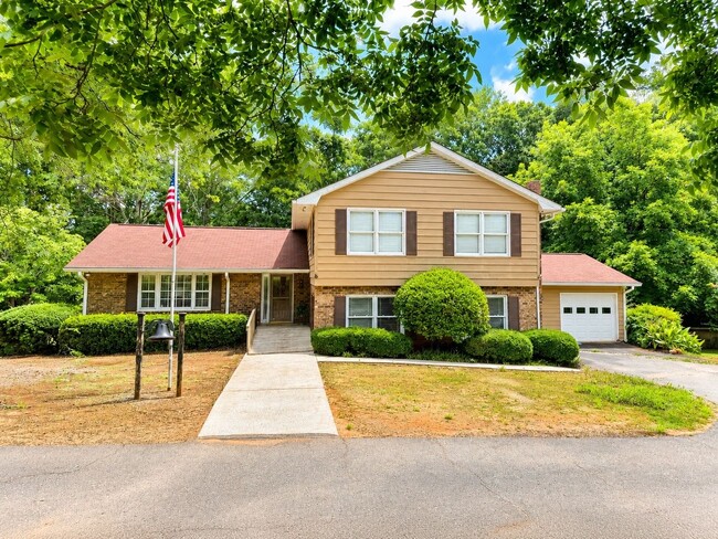 Building Photo - Pet-Friendly Waterfront Retreat on 6+ Acres in Oconee County