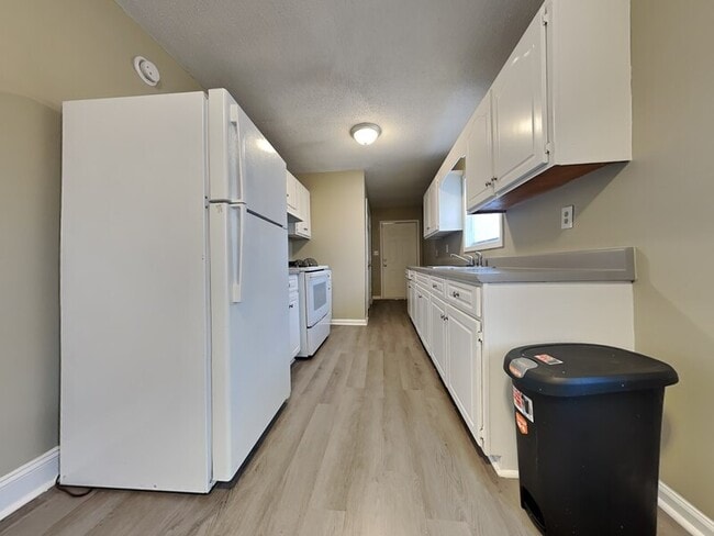 Photo - 481 Iota Ave S