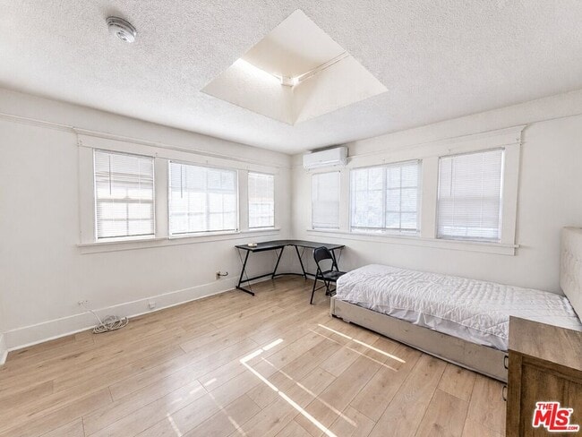 Building Photo - 1188 W 37th Dr