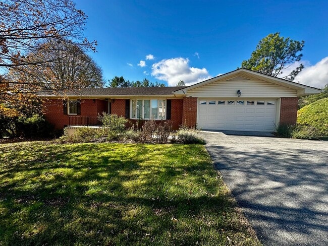 Building Photo - Beautiful Home in Christiansburg