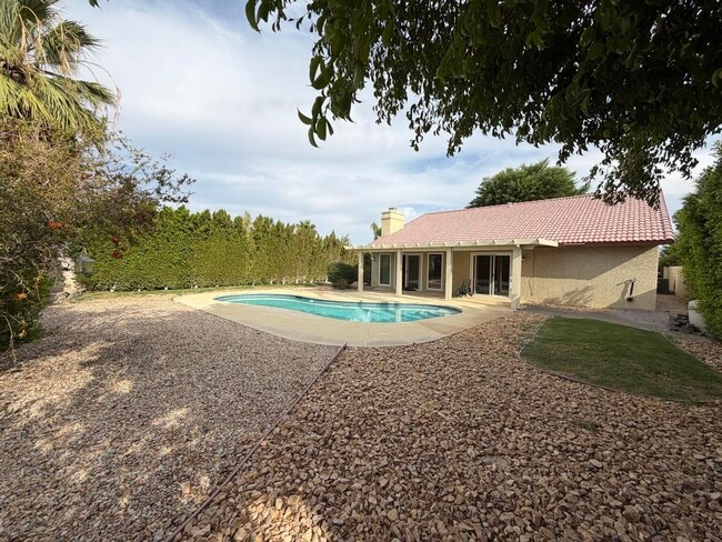 68412 Descanso Cir