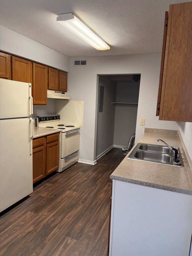 1 bd kitchen - Birchwood Apartments