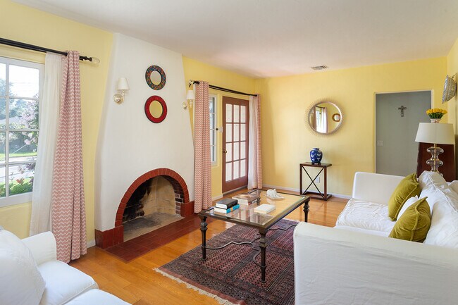 Photo - 2107 Oakwood St