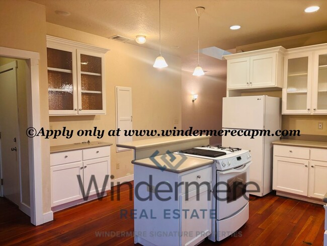 Cozy 2-Bed, 1-Bath Gem in Alhambra Triangl... - Cozy 2-Bed, 1-Bath Gem in Alhambra Triangl... House