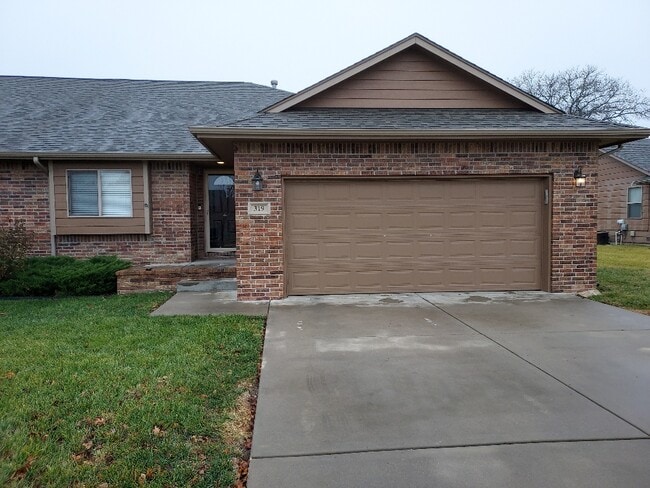 Building Photo - 319 Aaron Dr