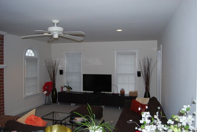 Photo - 8413 Wilshire Pl