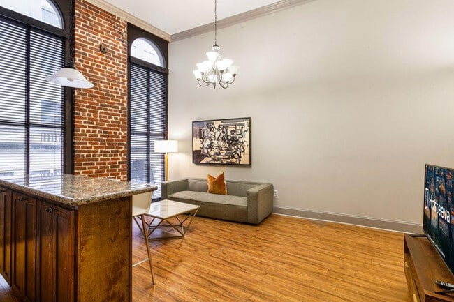 Building Photo - 300 Baronne St Rental