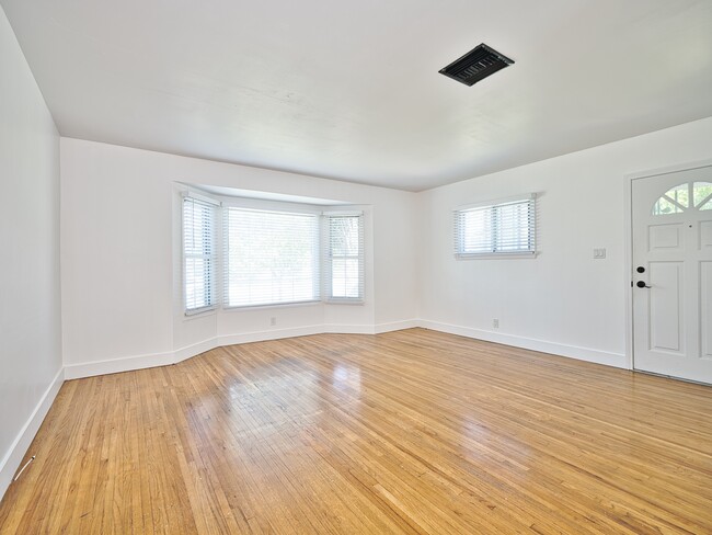 Photo - 6153 Clybourn Ave Unit 6153