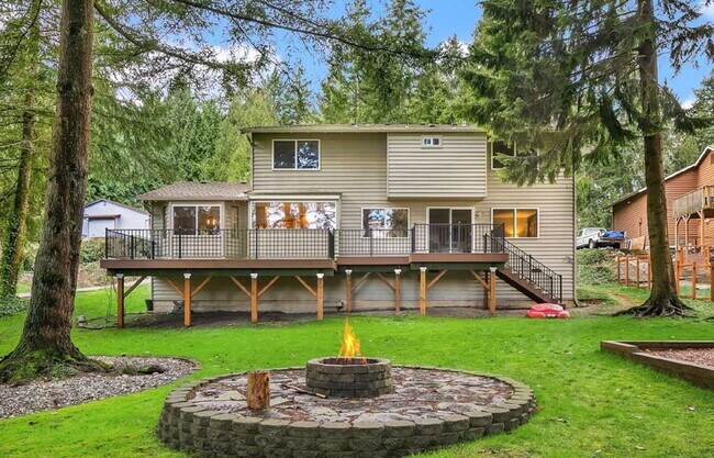 Photo - Charming Lynnwood/Bothell area Home For Rent with large 1/2 acre lot Available Now!