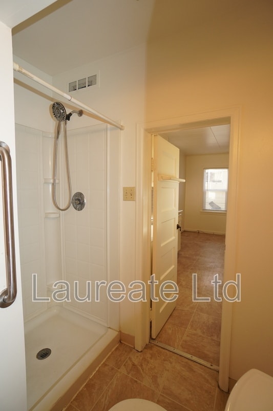 Photo - 1436.5 Kenton St