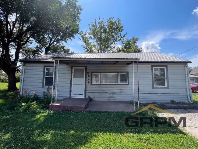 Building Photo - Spacious 3-Bedroom Home