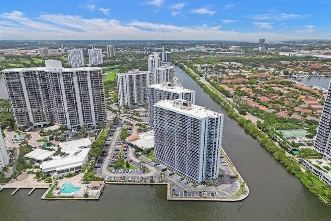 Building Photo - 20505 E Country Club Dr Unit 336 Rental