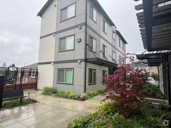 Building Photo - *** Half Off First Month Rent Special***Ne... Unit 301 Rental