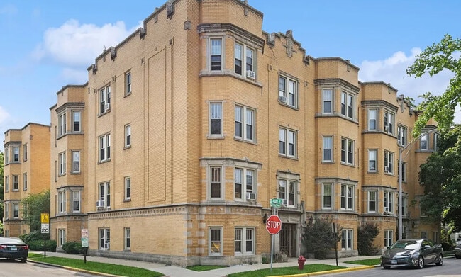 Building Photo - 506 Beloit Ave Unit 506 Beloit Ave  D2