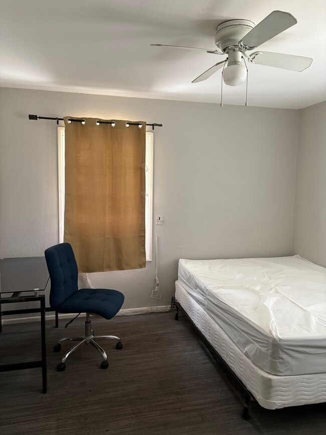 Building Photo - 3428 S Budlong Ave Rental