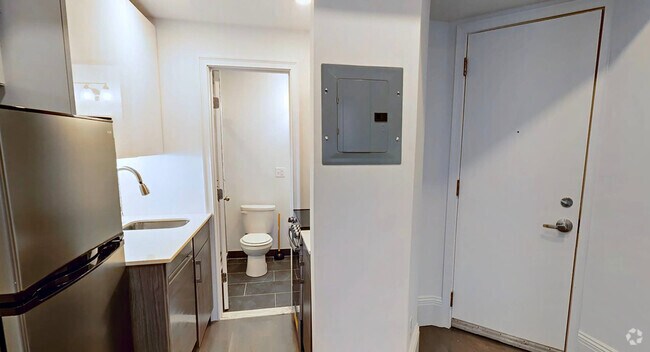 Building Photo - 275 Newbury St Unit 2 Rental