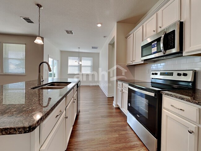 Photo - 460 Sandstone Dr