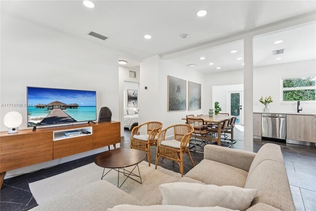 Photo - 990 SW 11th St