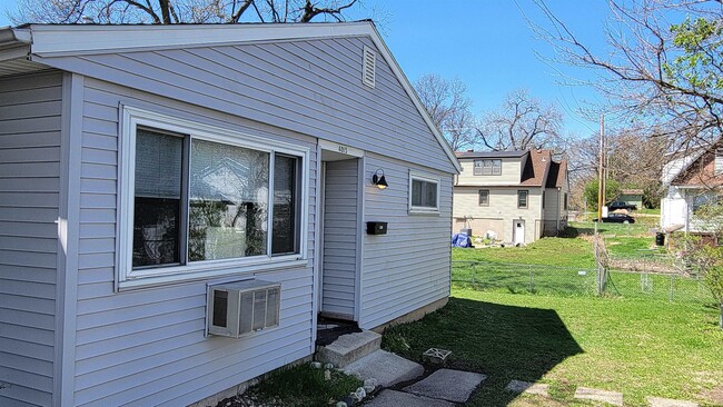 Building Photo - 4015 Claire St