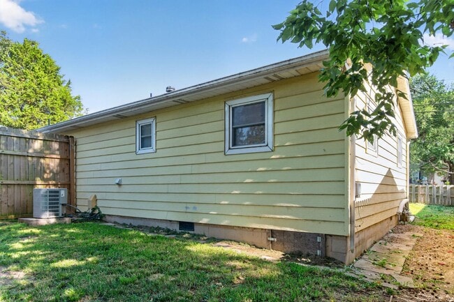 Photo - 2418 W Lynn St