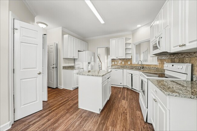 2713 Denbel Cir
