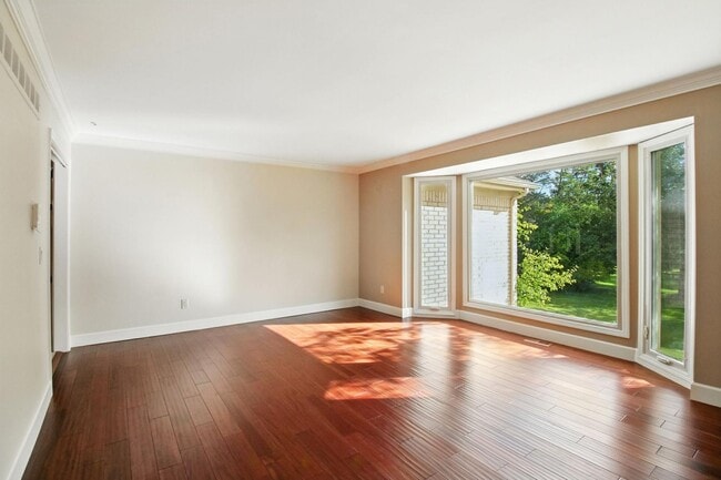 Photo - 5130 Provincial Dr