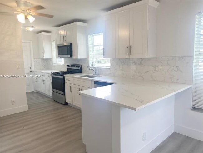 Building Photo - 2 bedroom in Hallandale FL 33009 Rental