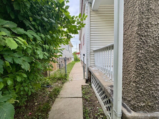 3935-3935A N 13th
