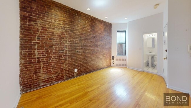 Building Photo - 332 E 93rd St Unit 4A