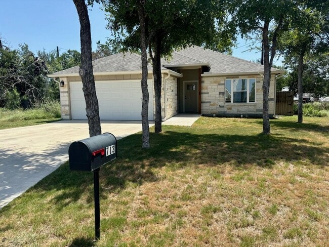 Photo - 713 Maple Ln