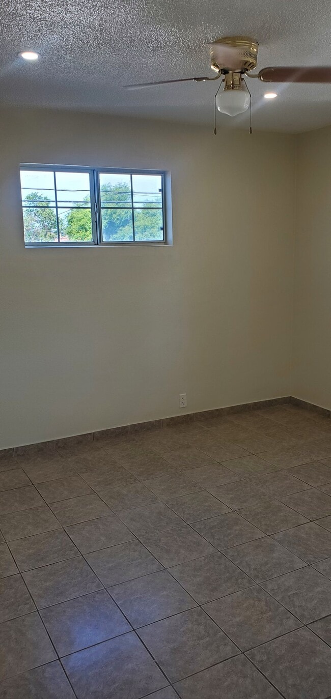 Photo - 11749 4th Ave Unidad 4