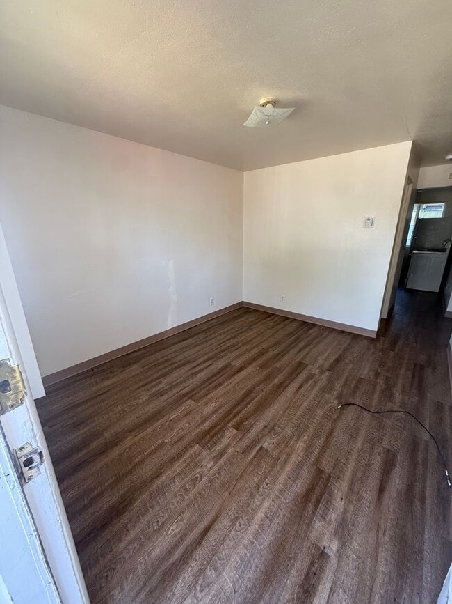 Building Photo - 2 Bedroom, 1 Bathroom Duplex