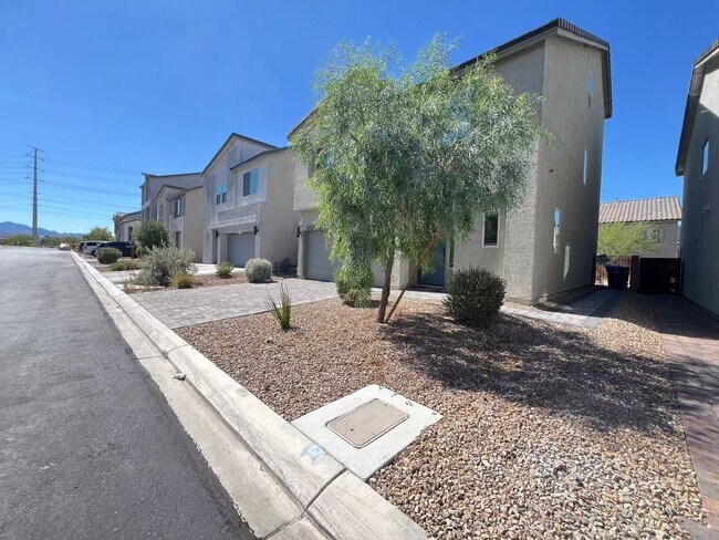 Photo - Beautiful 3-story home with 4 bedrooms and 3.5 bathrooms