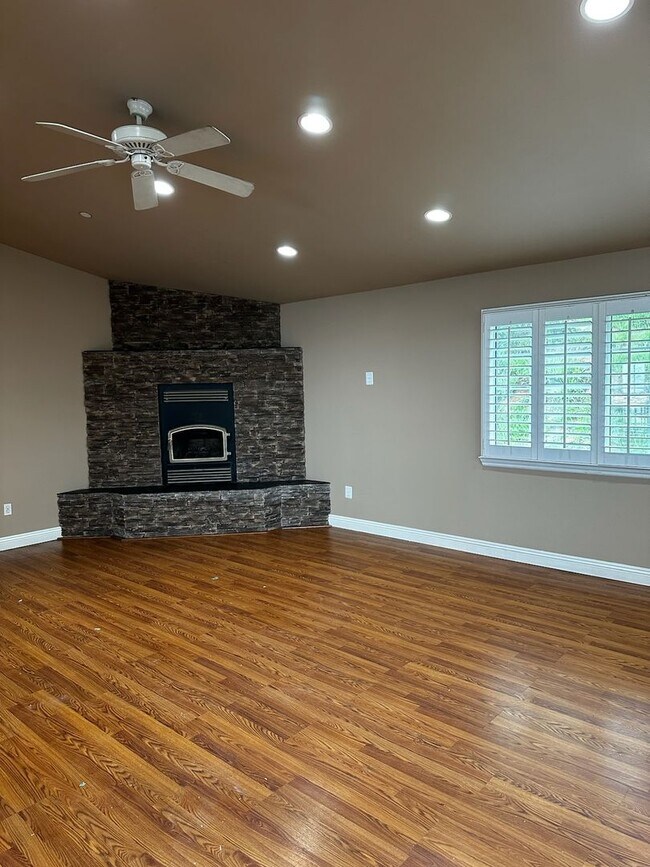 Photo - Awesome Home with Exceptional Views. MUST ...