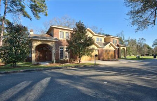 Building Photo - Upscale Townhome