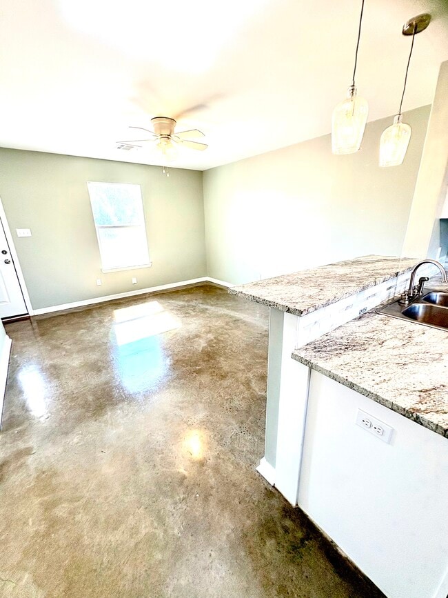 Building Photo - 1603 Dehart Unit B