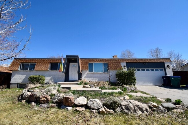 Building Photo - 5 Bedroom 3 Bathroom Home in Sandy!