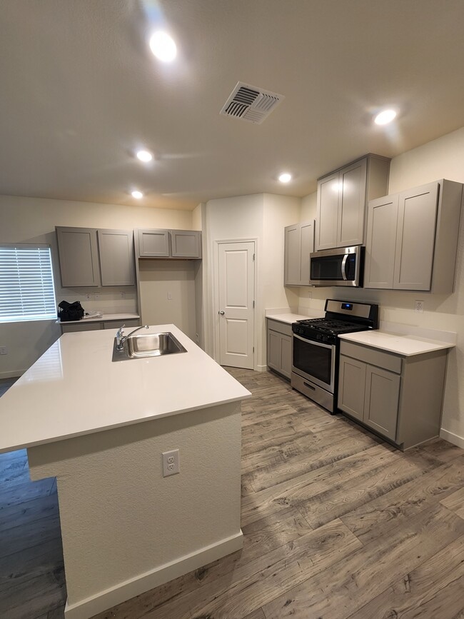 Photo - 1008 Maple Way