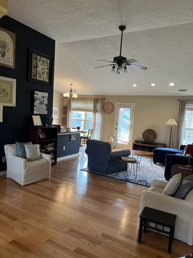 Photo - 5715 Waveland Cir