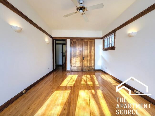 Building Photo - 820 W Waveland Ave